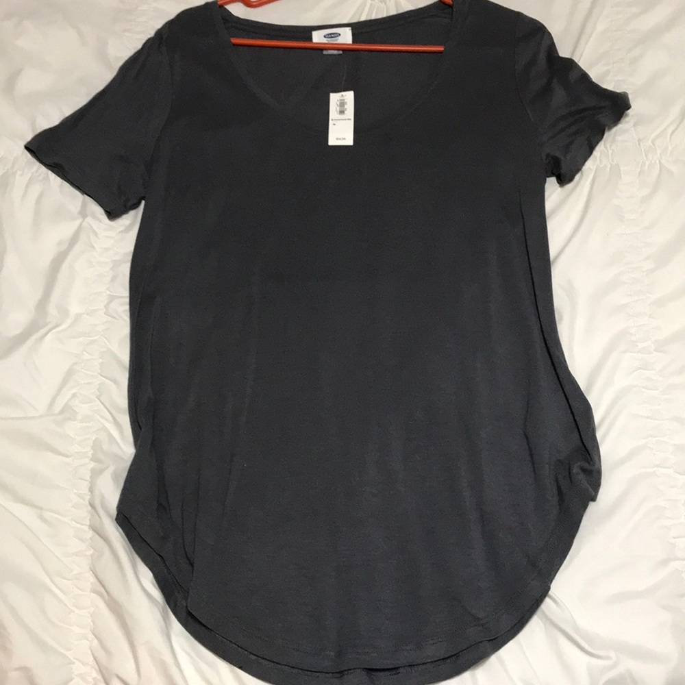 grey short sleeve shirt